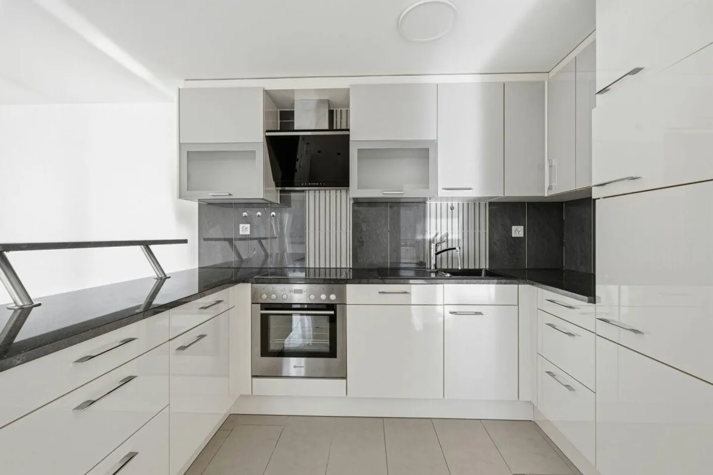 Renovated 4.5-room apartment with spacious balcony, lift and garage... - Photo 6 of 16
