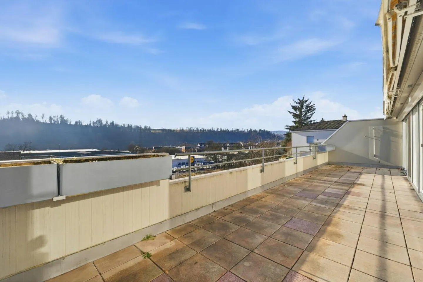 Renovated 4.5-room apartment with spacious balcony, lift and garage... - Photo 10 of 16