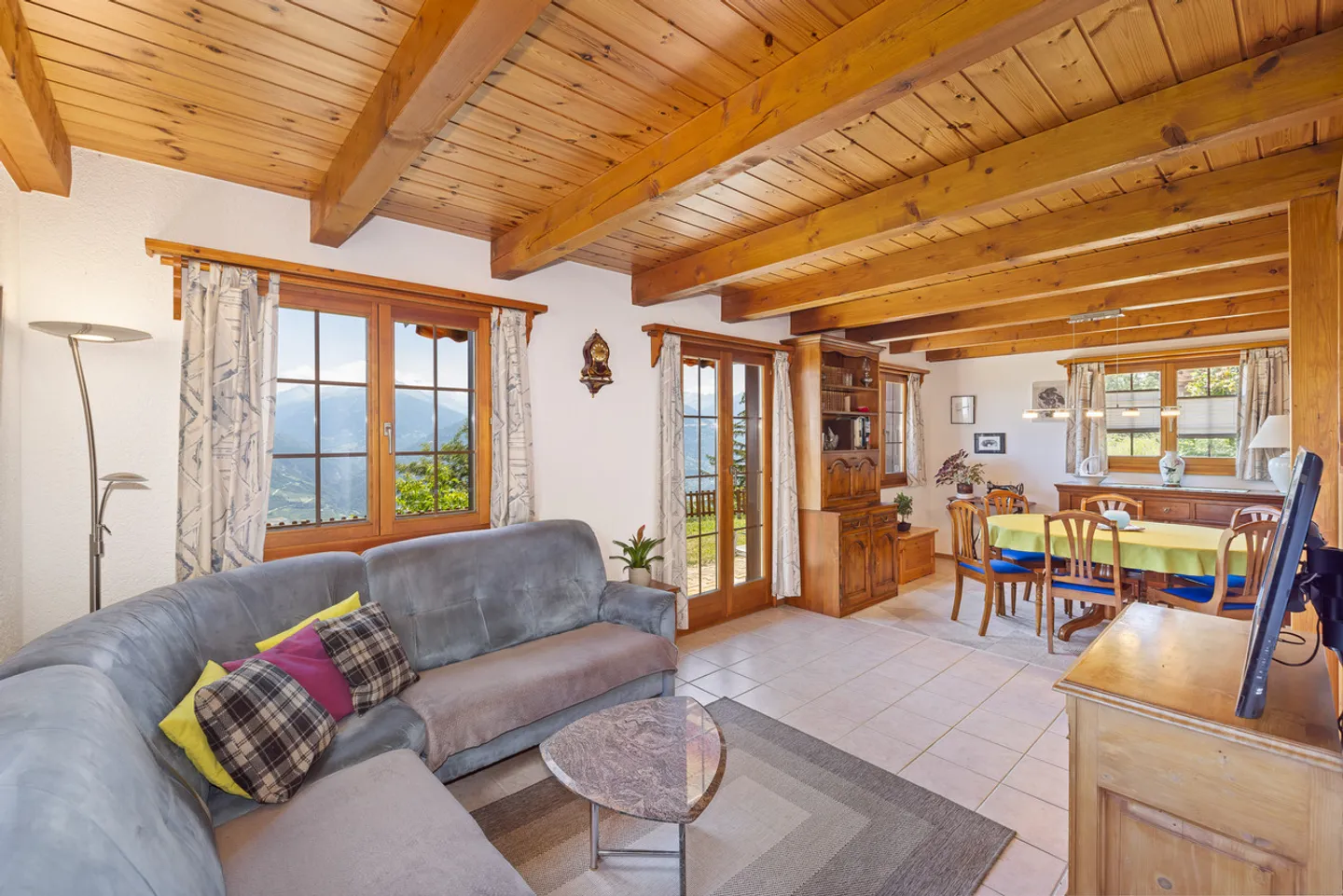 Charming chalet with panoramic view - Photo 2 of 12