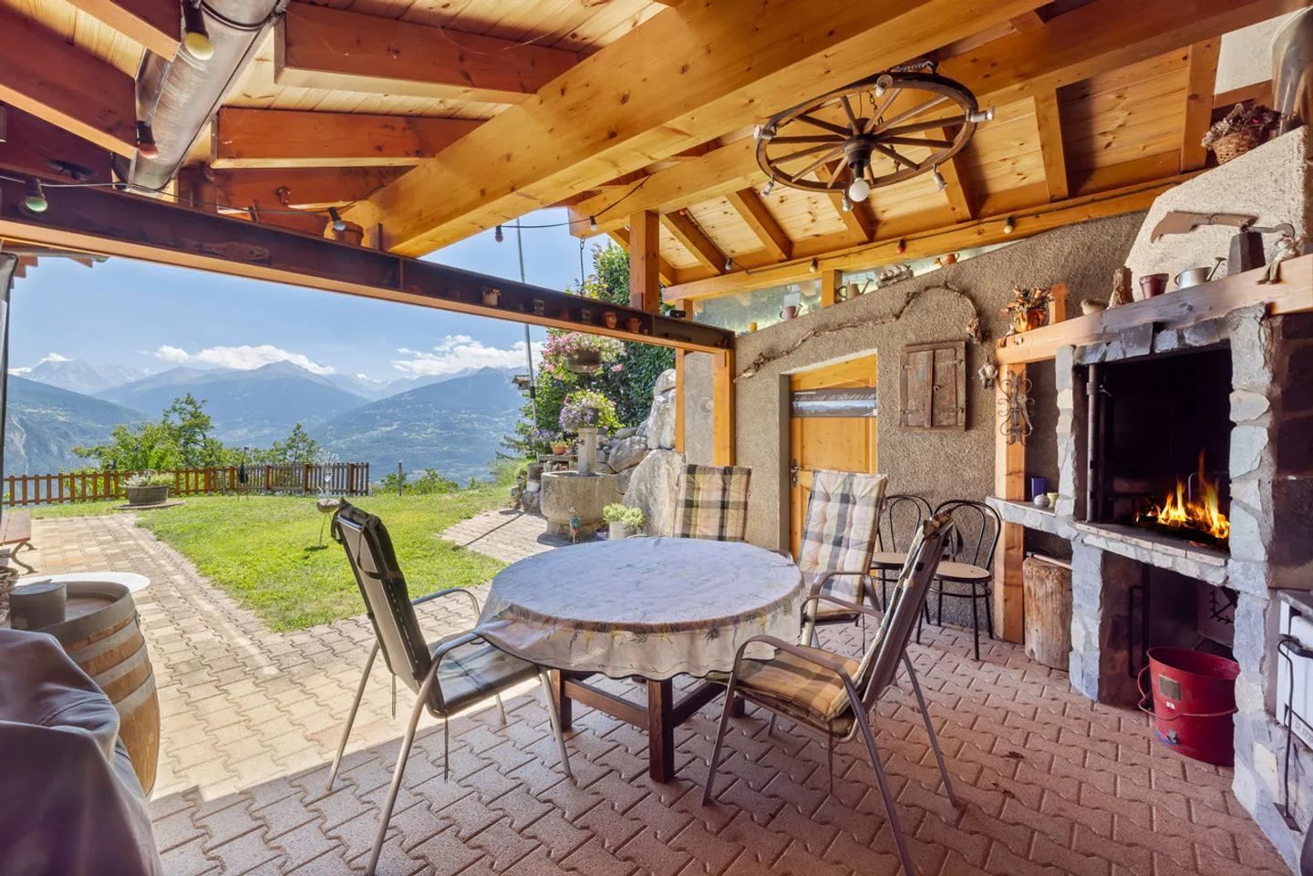 Charming chalet with panoramic view - Photo 9 of 12