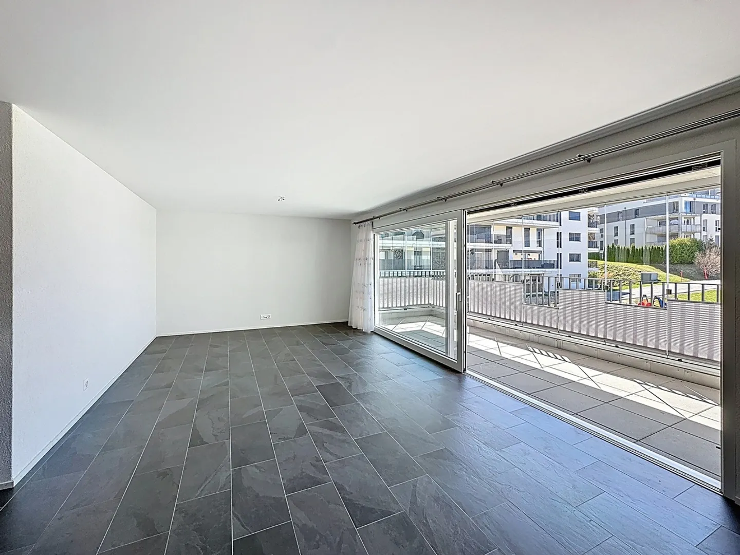 4.5-room attic apartment with large balcony/terrace - Photo 3 of 13
