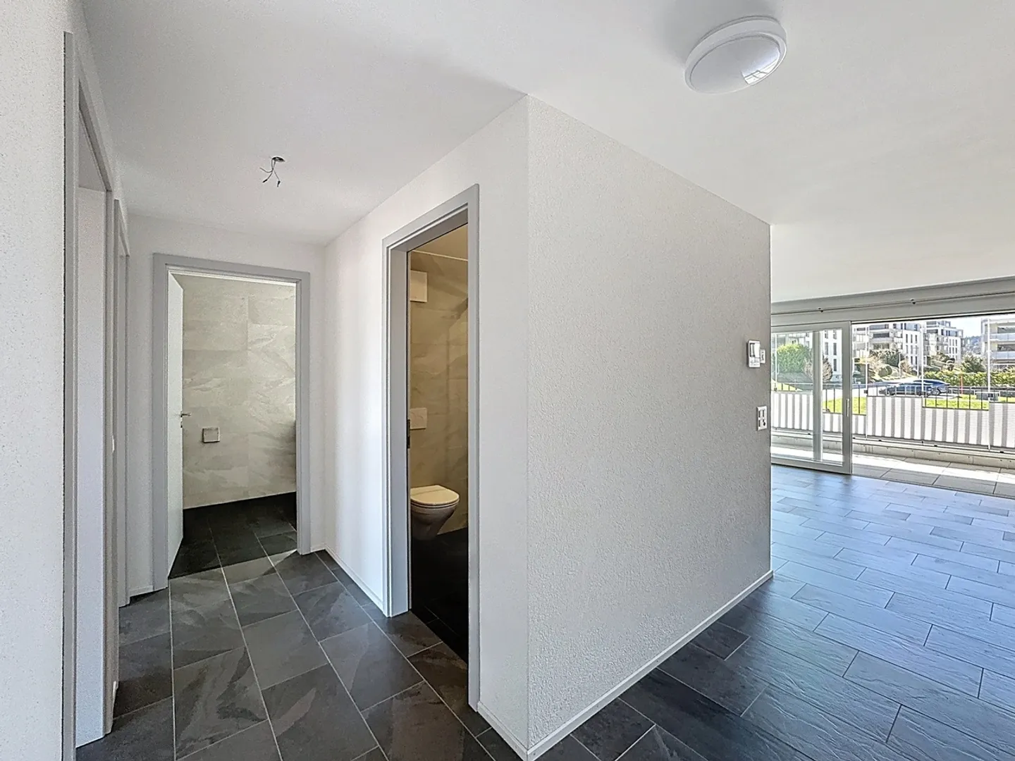 4.5-room attic apartment with large balcony/terrace - Photo 8 of 13