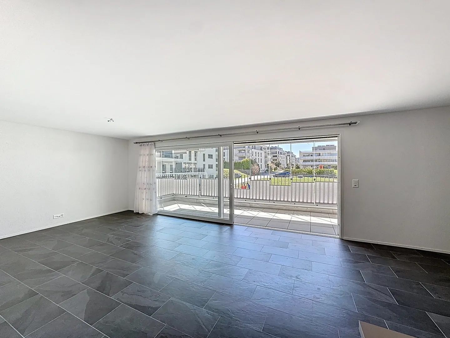 4.5-room attic apartment with large balcony/terrace - Photo 9 of 13