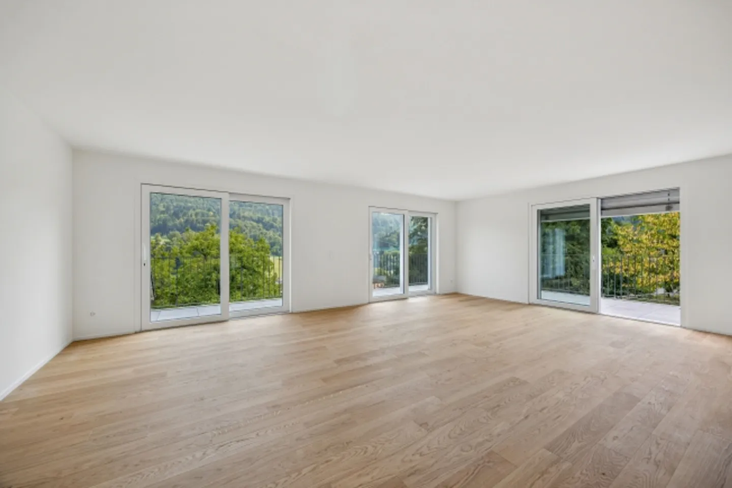 L'eleganza incontra la natura Casa bifamiliare moderna di 5,5 stanze nel verde - Foto 2 di 13