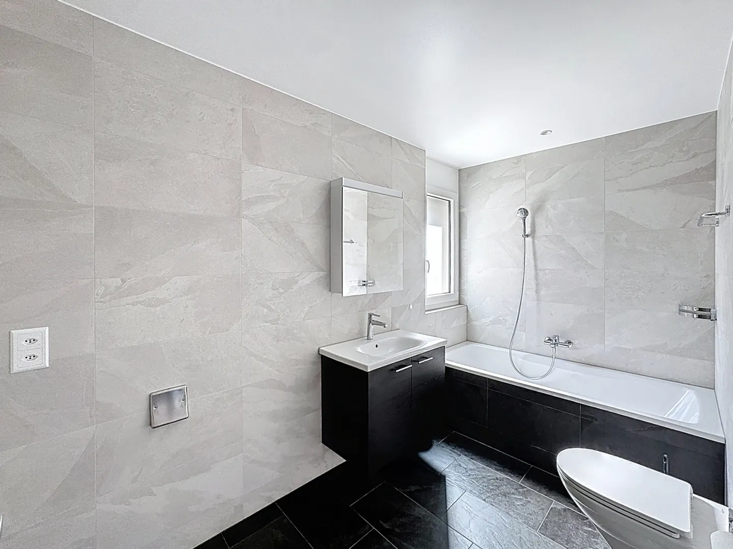 4.5-room attic apartment with large balcony/terrace - Photo 10 of 13