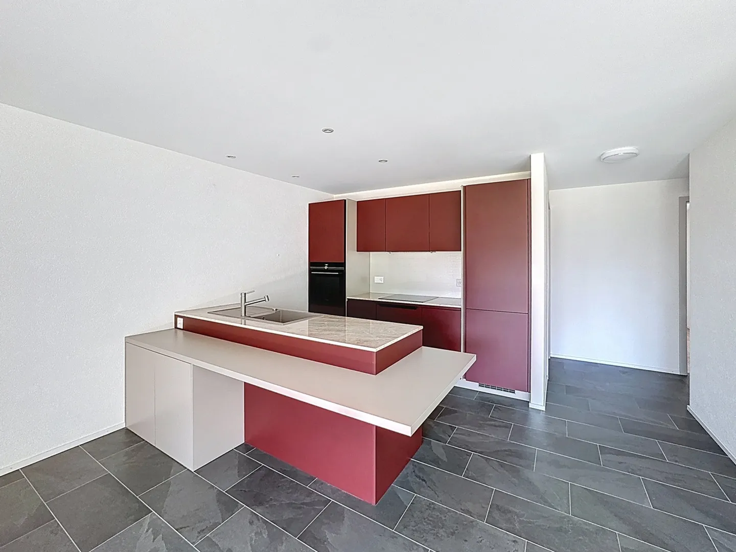 4.5-room attic apartment with large balcony/terrace - Photo 2 of 13