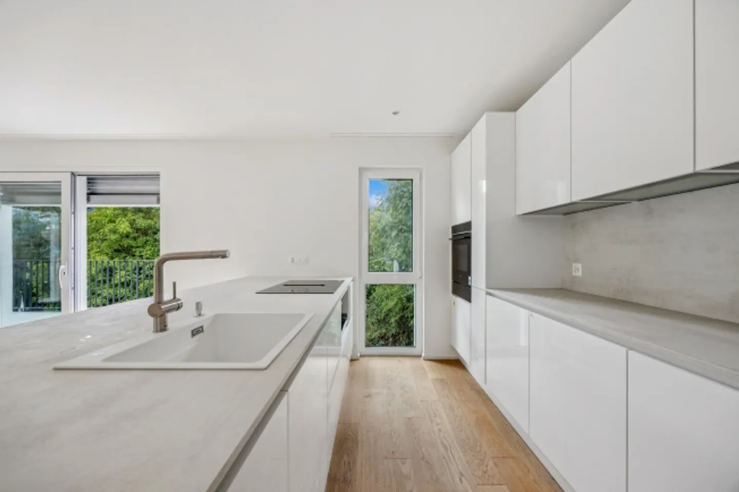 L'eleganza incontra la natura Casa bifamiliare moderna di 5,5 stanze nel verde - Foto 3 di 13