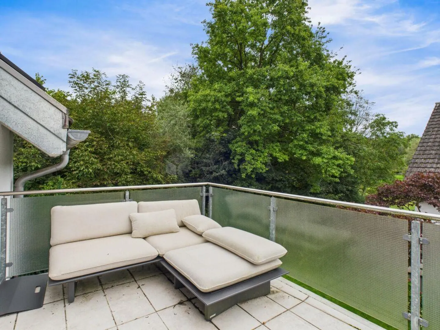 Ampia casa familiare bifamiliare in una posizione tranquilla a Volketswil - Foto 6 di 13
