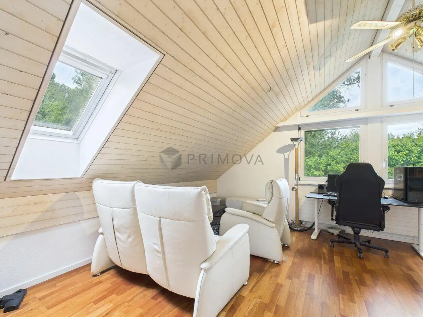 Ampia casa familiare bifamiliare in una posizione tranquilla a Volketswil - Foto 9 di 13