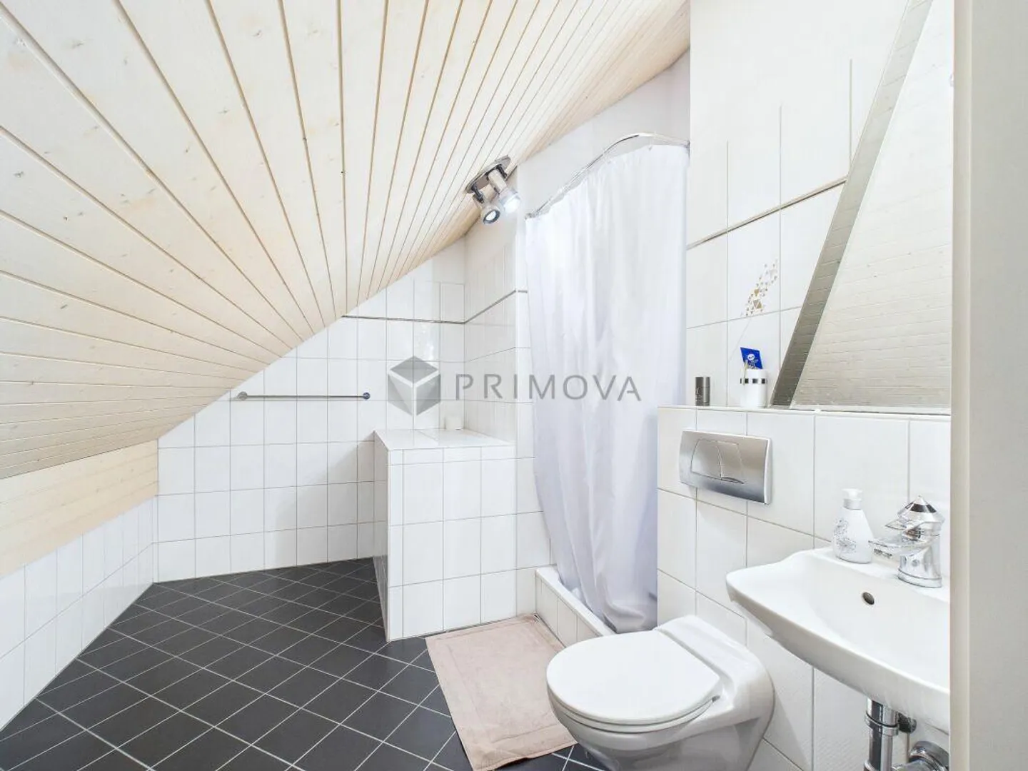 Ampia casa familiare bifamiliare in una posizione tranquilla a Volketswil - Foto 13 di 13