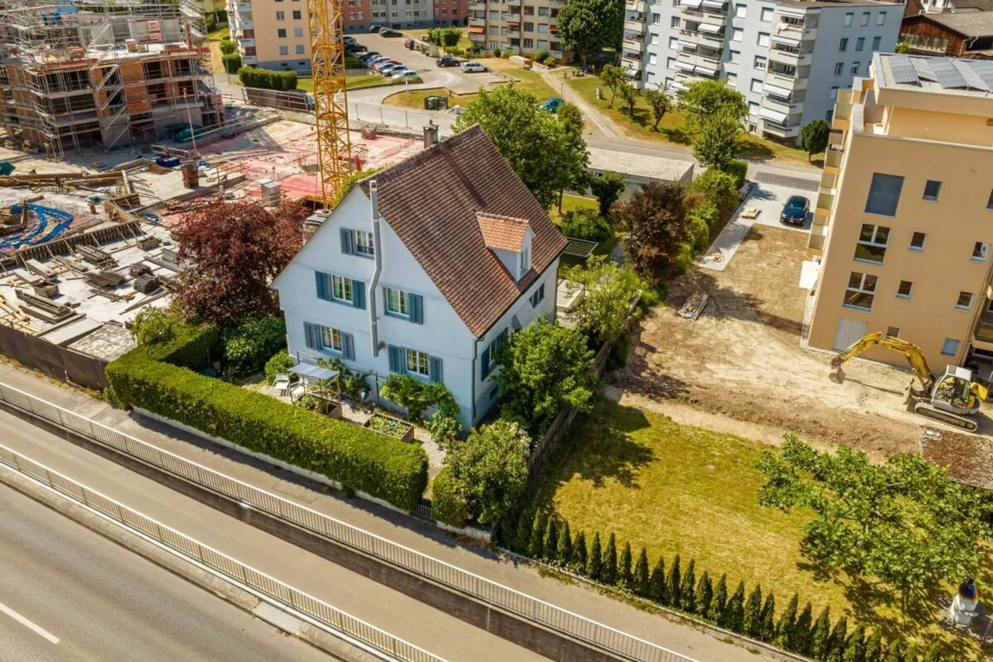 Well-maintained single-family home with charm and garden idyll - Photo 4 of 14