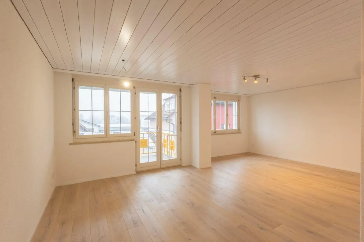 Move in and feel good: Bright family happiness with a wide view... - Photo 1 of 7