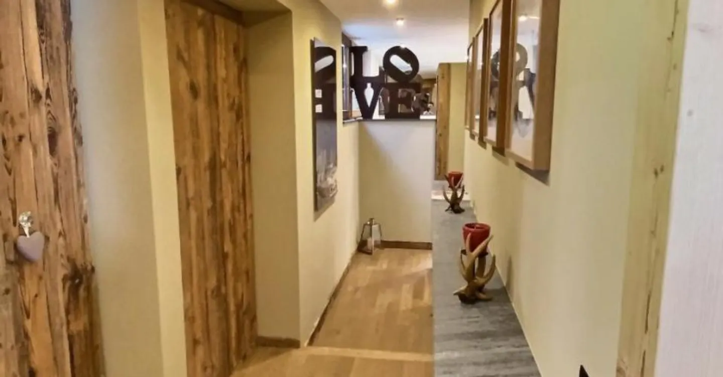 A luxurious mountain chalet for sale in Villars-sur-Ollon. - Photo 10 of 12