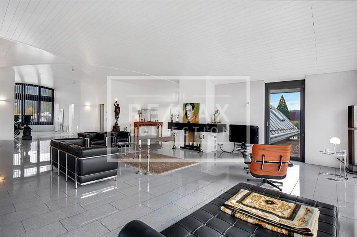 exklusive 3.5 - 5.5 Zi-Dachwohnung 246 m² NWF, 4 Terrassen, im Zentrum, Doppelgarage, Lift, Aussicht - Foto 1 von 9