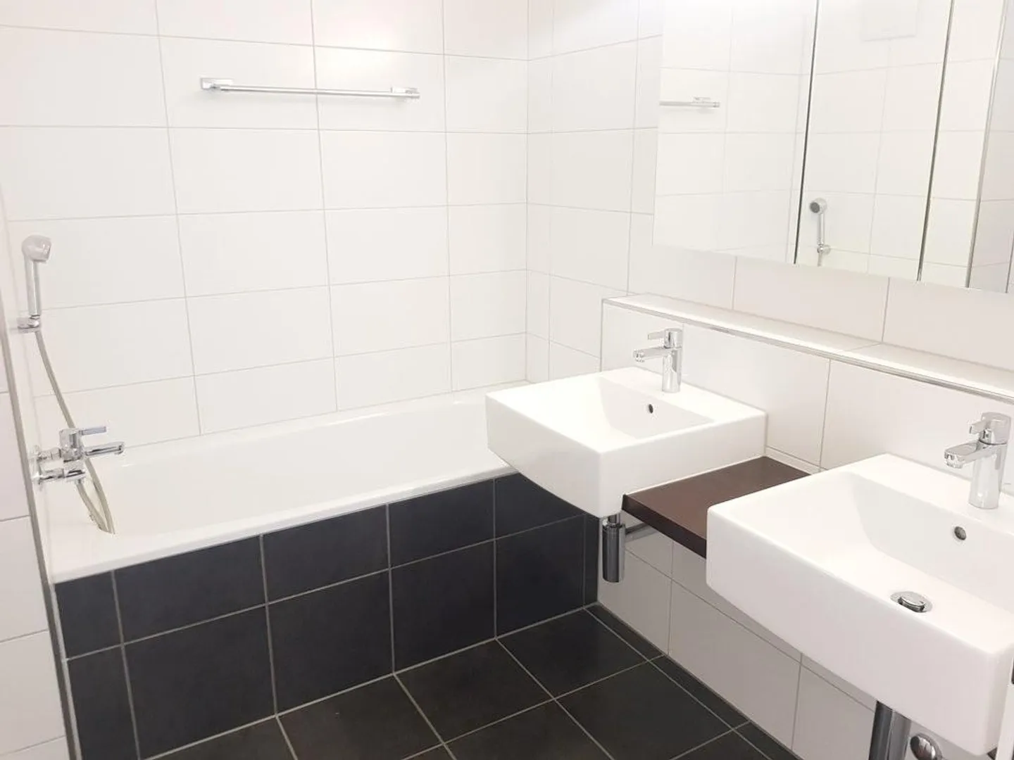 Top modern apartment with large balcony - Photo 6 of 8