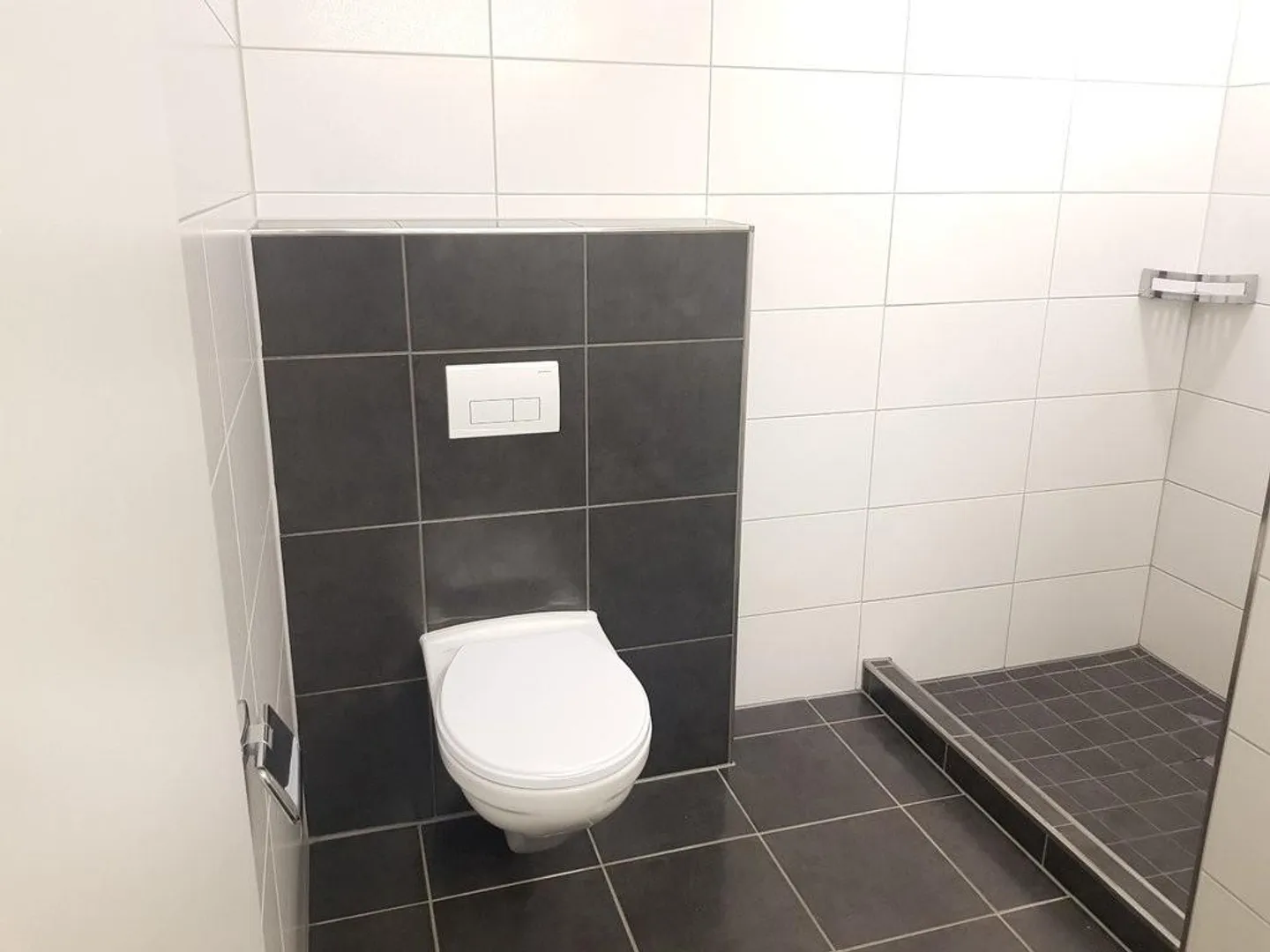 Top modern apartment with large balcony - Photo 7 of 8