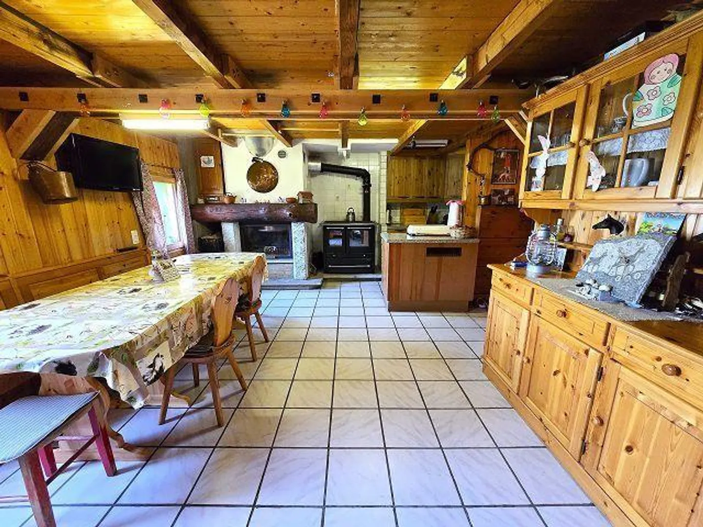 «31/2-Zimmer-Rustico an sehr ruhiger, sonniger Aussichtslage mit viel Land /Cascina di 3,5 loc. in mezza alla natura con grande terreno» - Foto 2 von 40