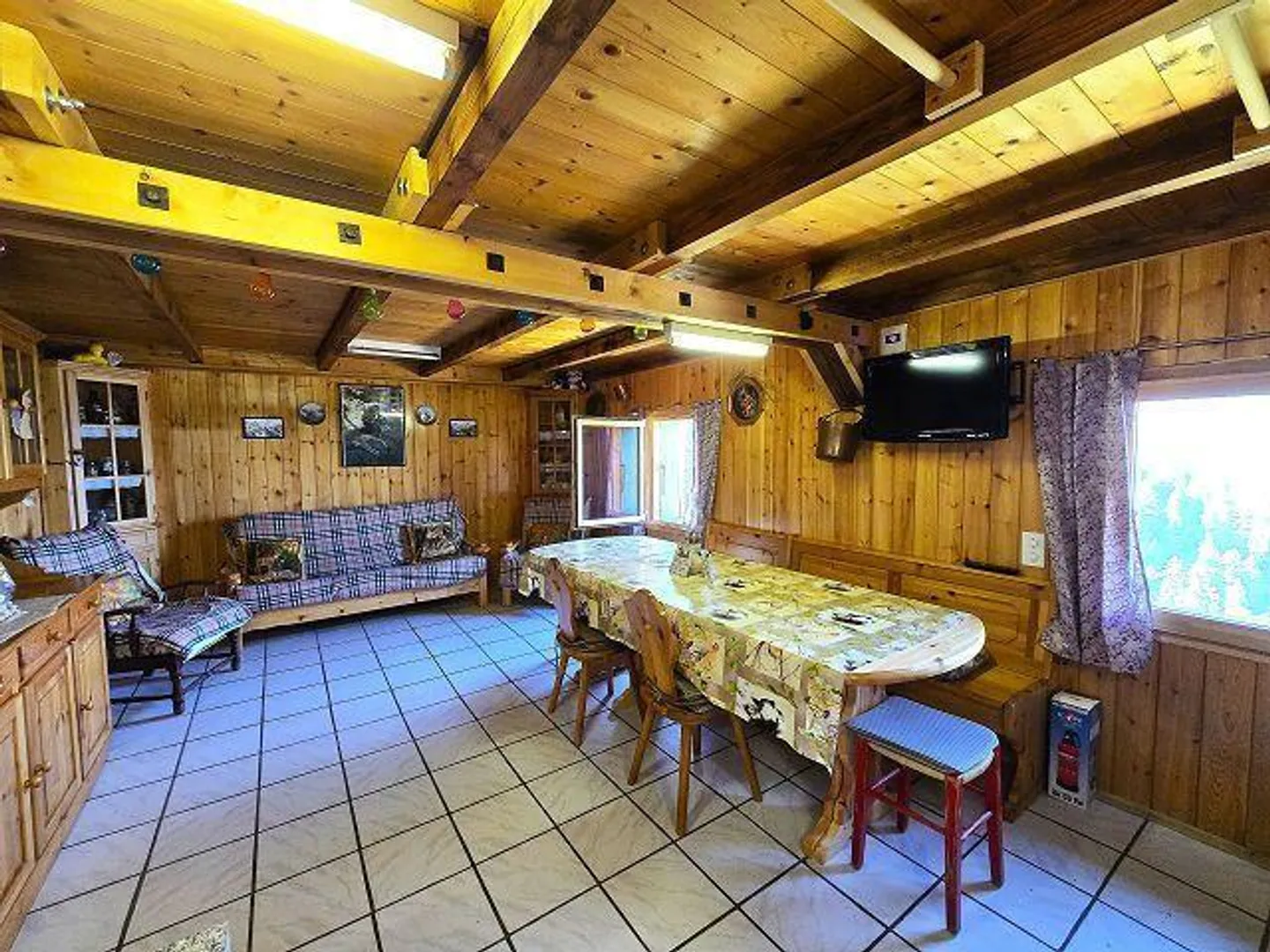 «31/2-Zimmer-Rustico an sehr ruhiger, sonniger Aussichtslage mit viel Land /Cascina di 3,5 loc. in mezza alla natura con grande terreno» - Foto 3 von 40