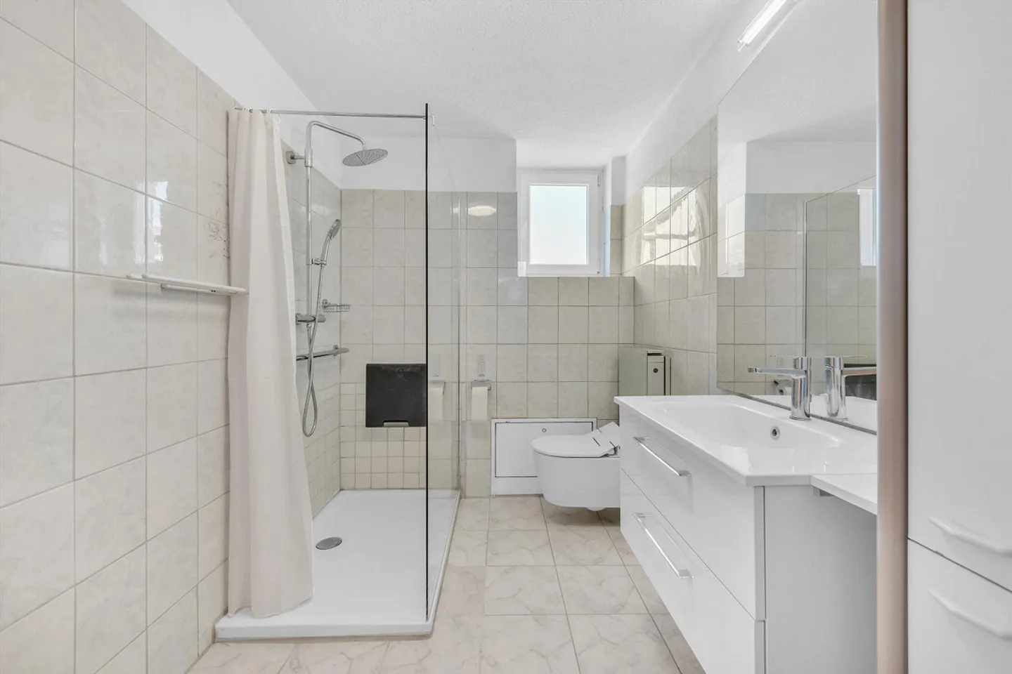 Practical apartment with open living/dining area in a prime location - Photo 3 of 5