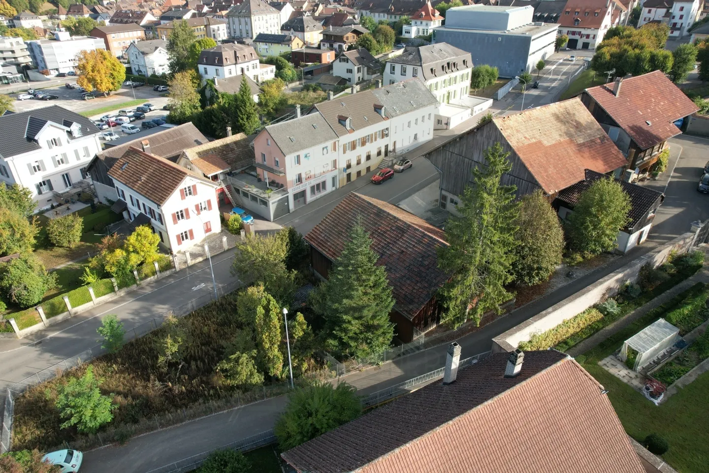 Fattoria, stalla e fienile situati in zona residenziale HB a Porrentruy - Foto 1 di 2