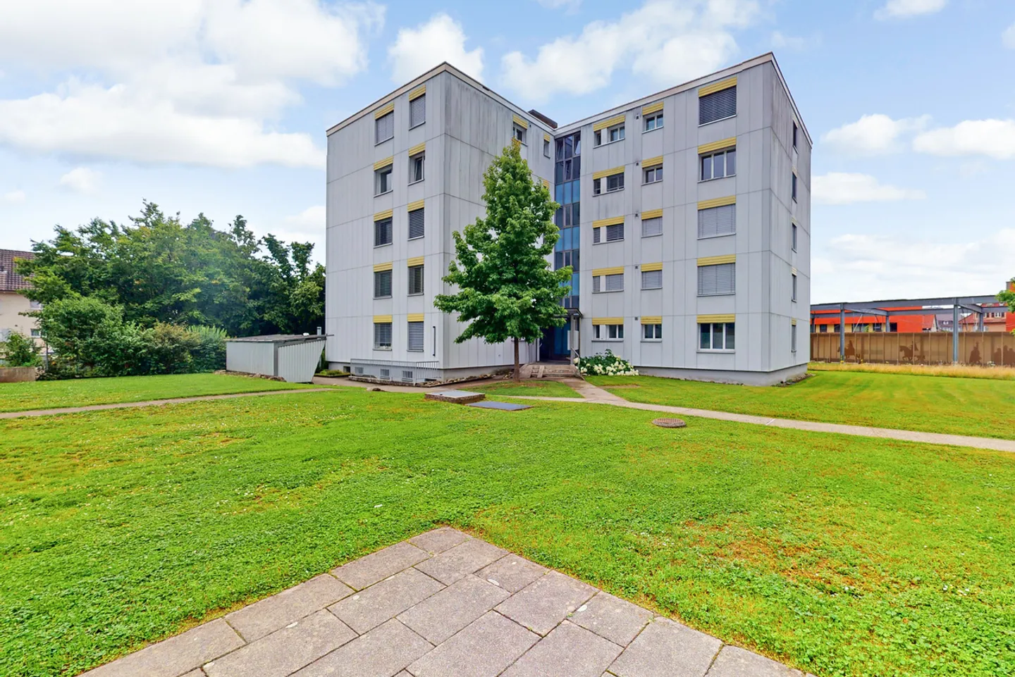 Dans un quartier résidentiel calme et verdoyant - Photo 1 sur 11