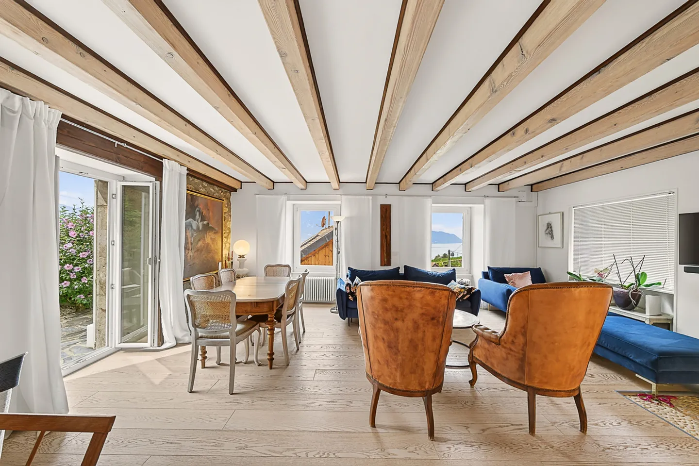 The charm of the old allied with contemporary comfort - Photo 4 of 20