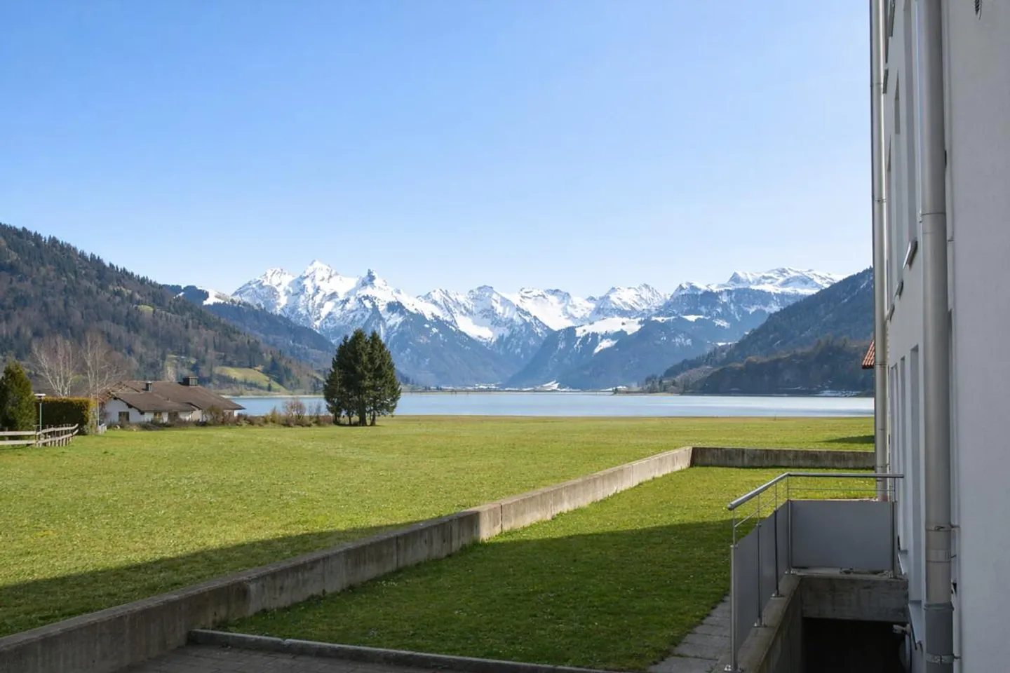 Gross/Einsiedeln: Appartamento mansardato con vista attraente sul lago e sulle montagne - Foto 1 di 5