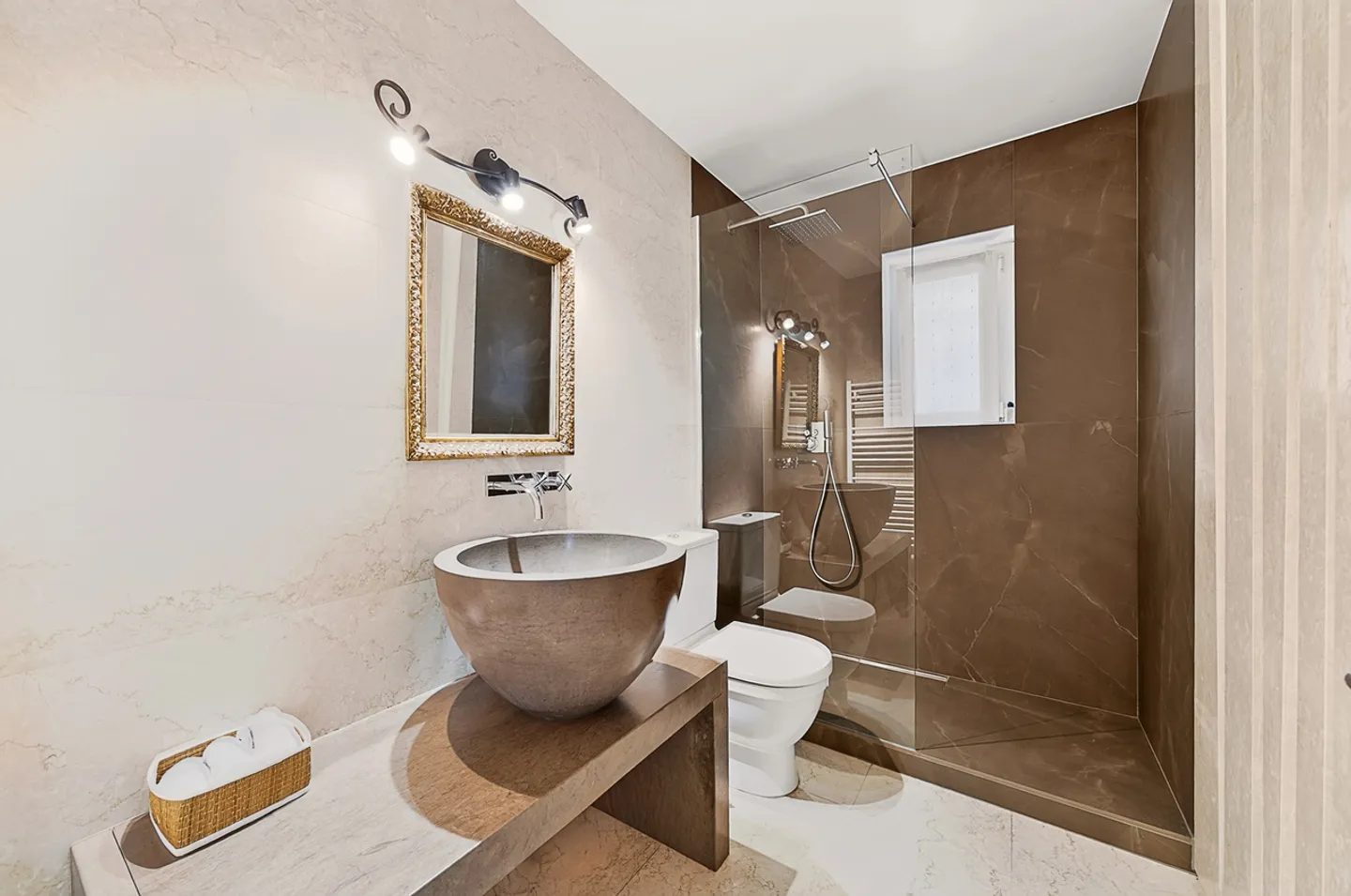 The charm of the old allied with contemporary comfort - Photo 14 of 20