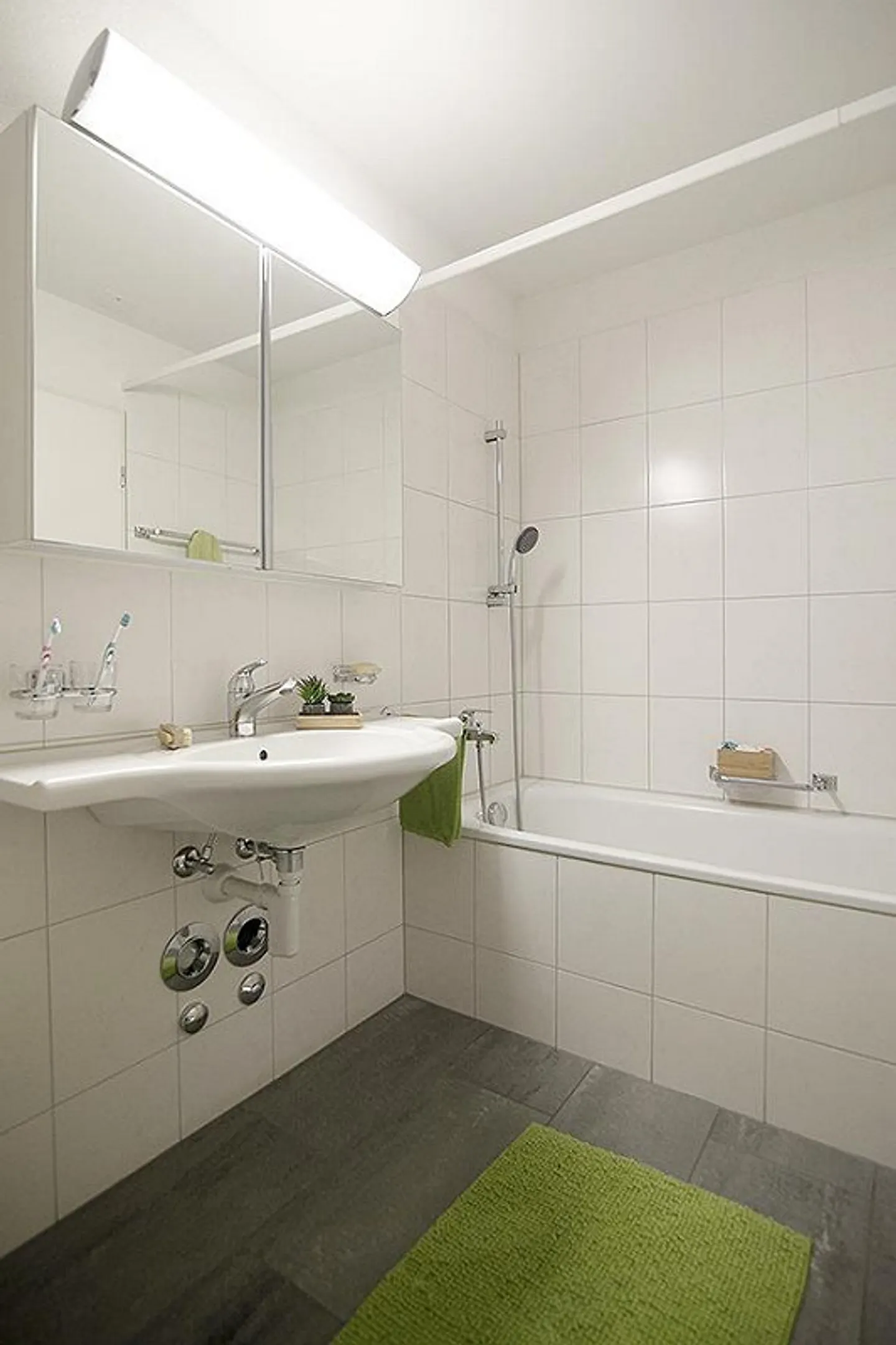 Geräumige Wohnung mit Balkonen - Foto 8 von 13