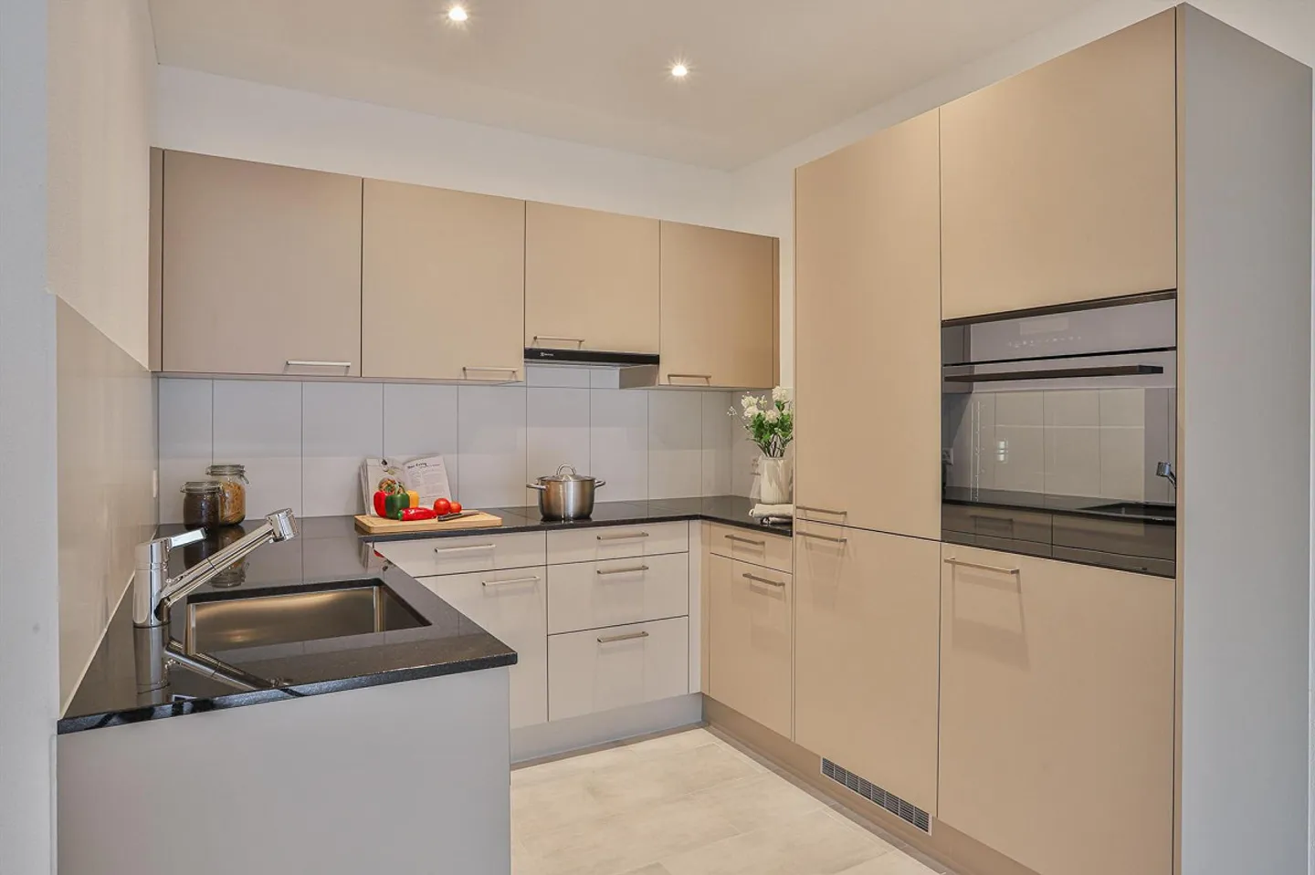 Modern and Central Apartment - Photo 2 of 7