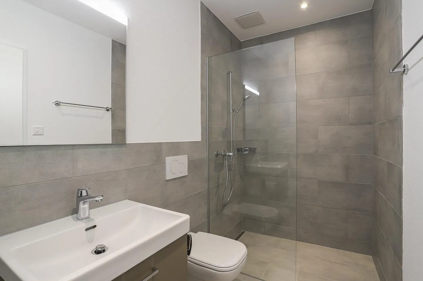 Modern and Central Apartment - Photo 5 of 7