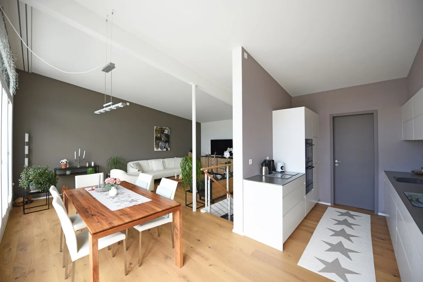 Appartement en duplex de 4,5 pièces avec terrasse et vue dégagée - Photo 3 sur 11