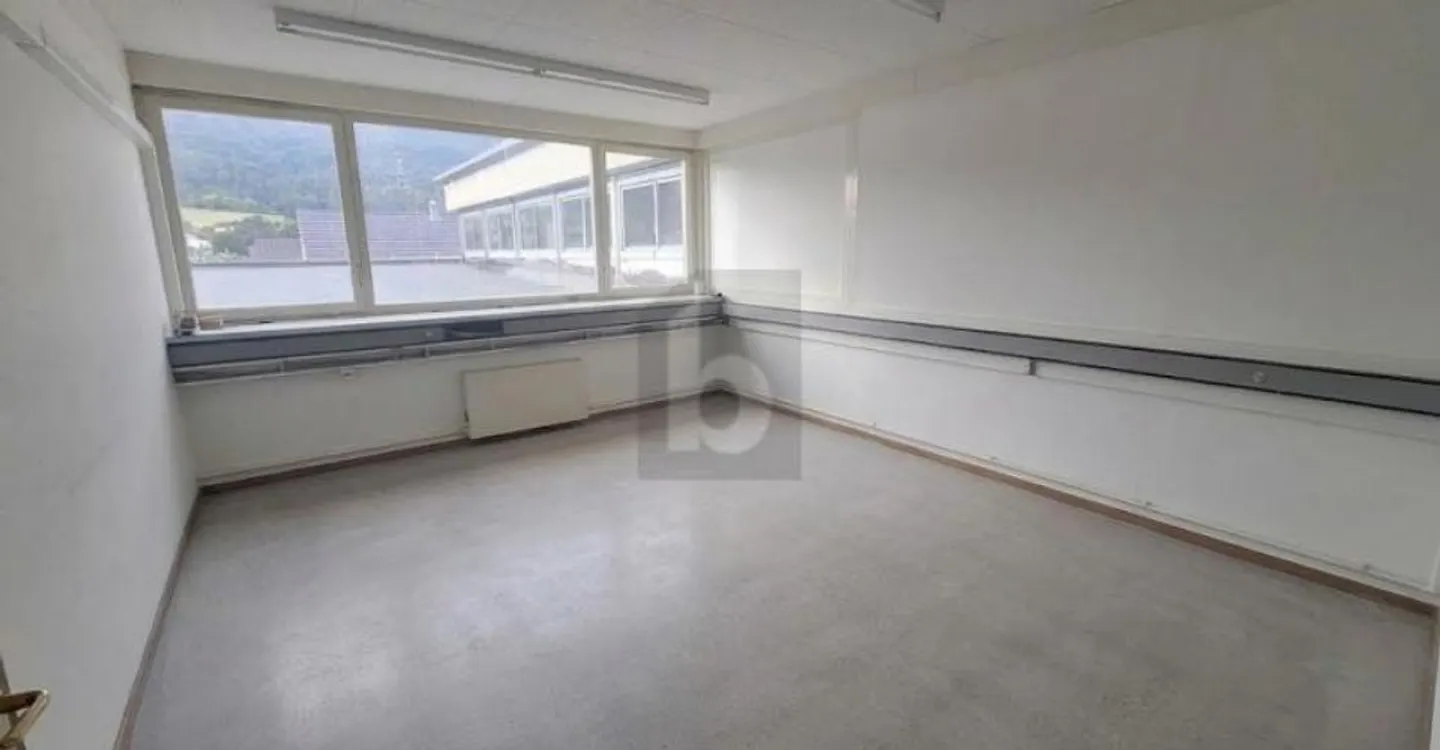 BRIGHT, SPACIOUS AND PRACTICAL - Photo 3 of 6