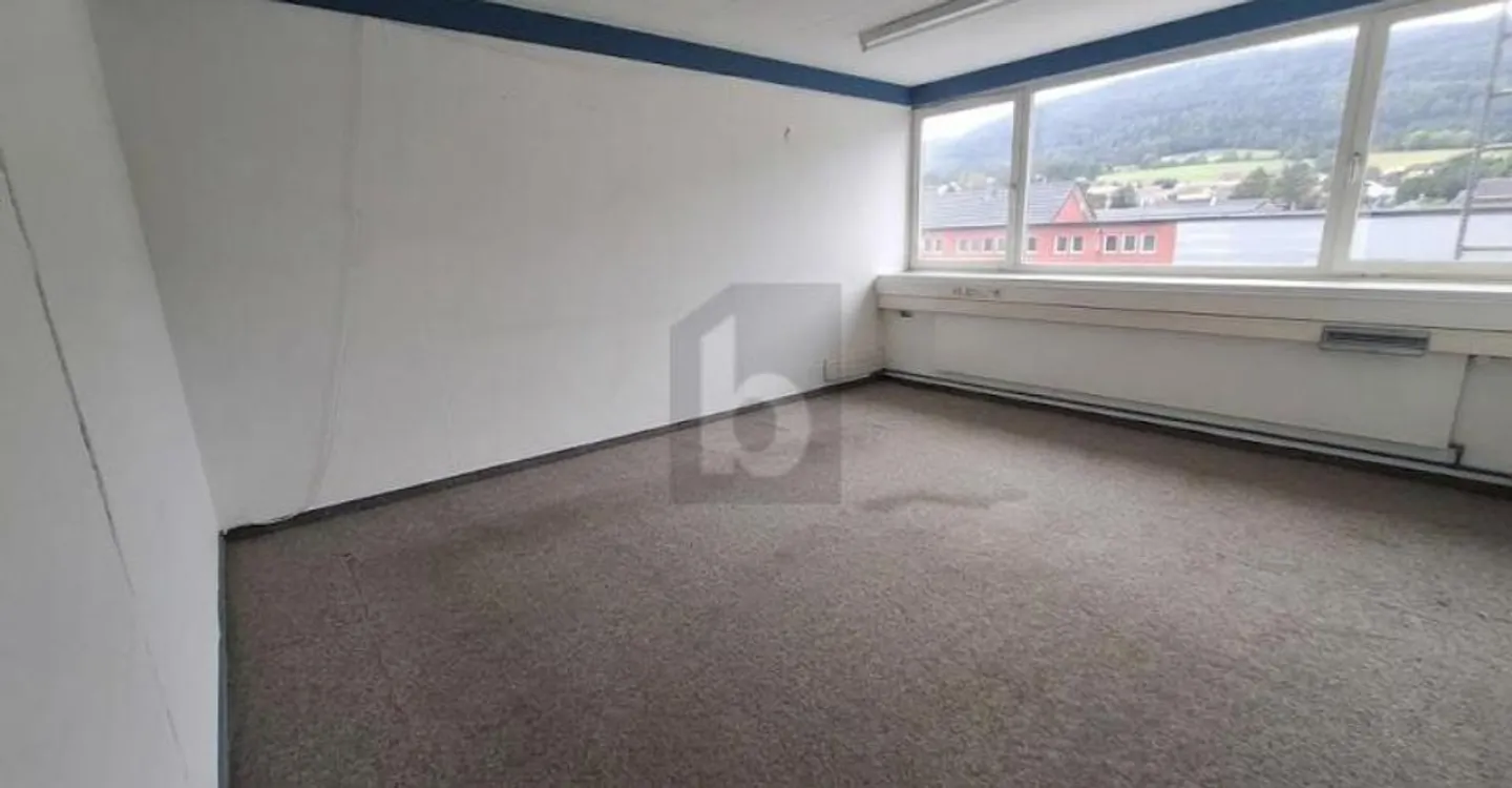 BRIGHT, SPACIOUS AND PRACTICAL - Photo 4 of 6