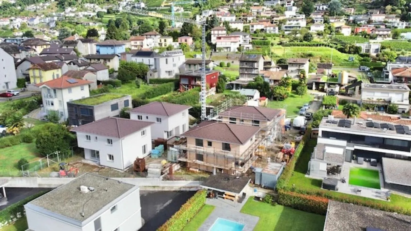 FOR SALE IN CUGNASCO - NEW 5.5-ROOM SINGLE-FAMILY HOUSES IN A QUIET AREA - Photo 3 of 23