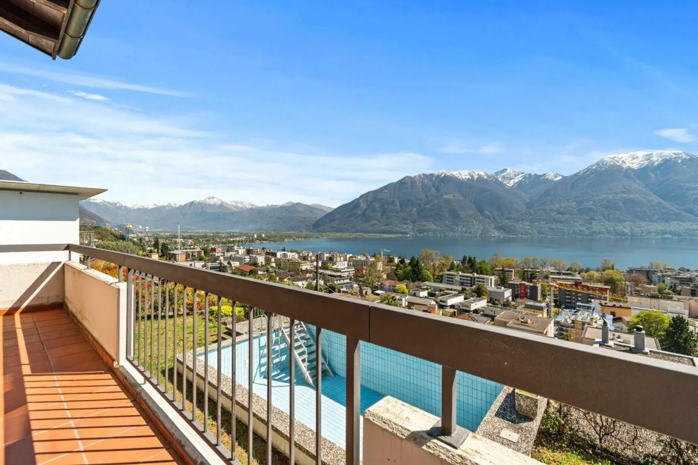 Magnifique maison jumelée de 8,5 pièces avec piscine et vue imprenable - Photo 6 sur 28