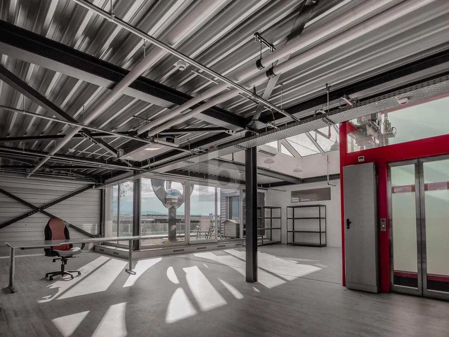 LAVORARE MODERNAMENTE CON VISTA SULLE MONTAGNE - Foto 5 di 6