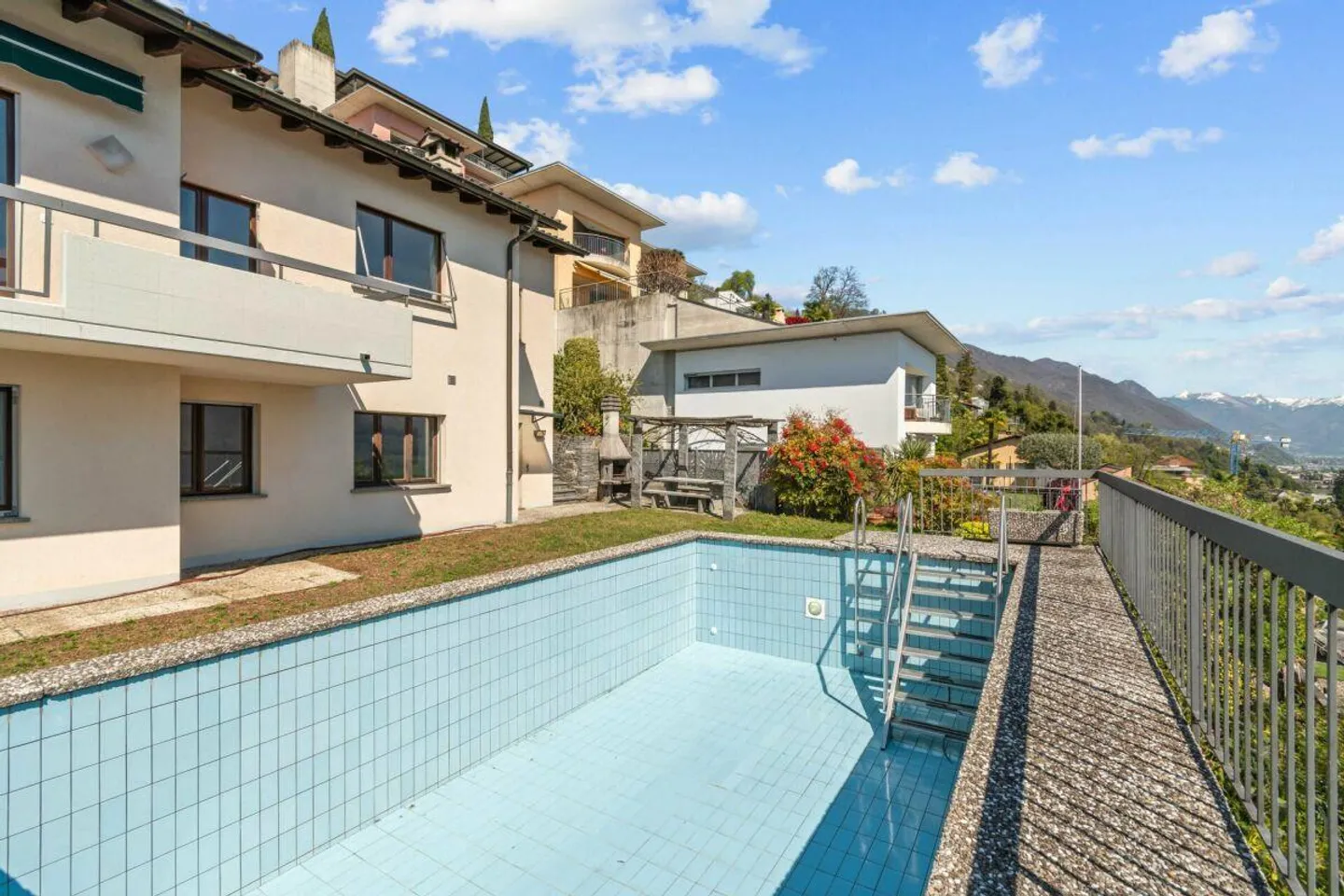 Magnifique maison jumelée de 8,5 pièces avec piscine et vue imprenable - Photo 18 sur 28