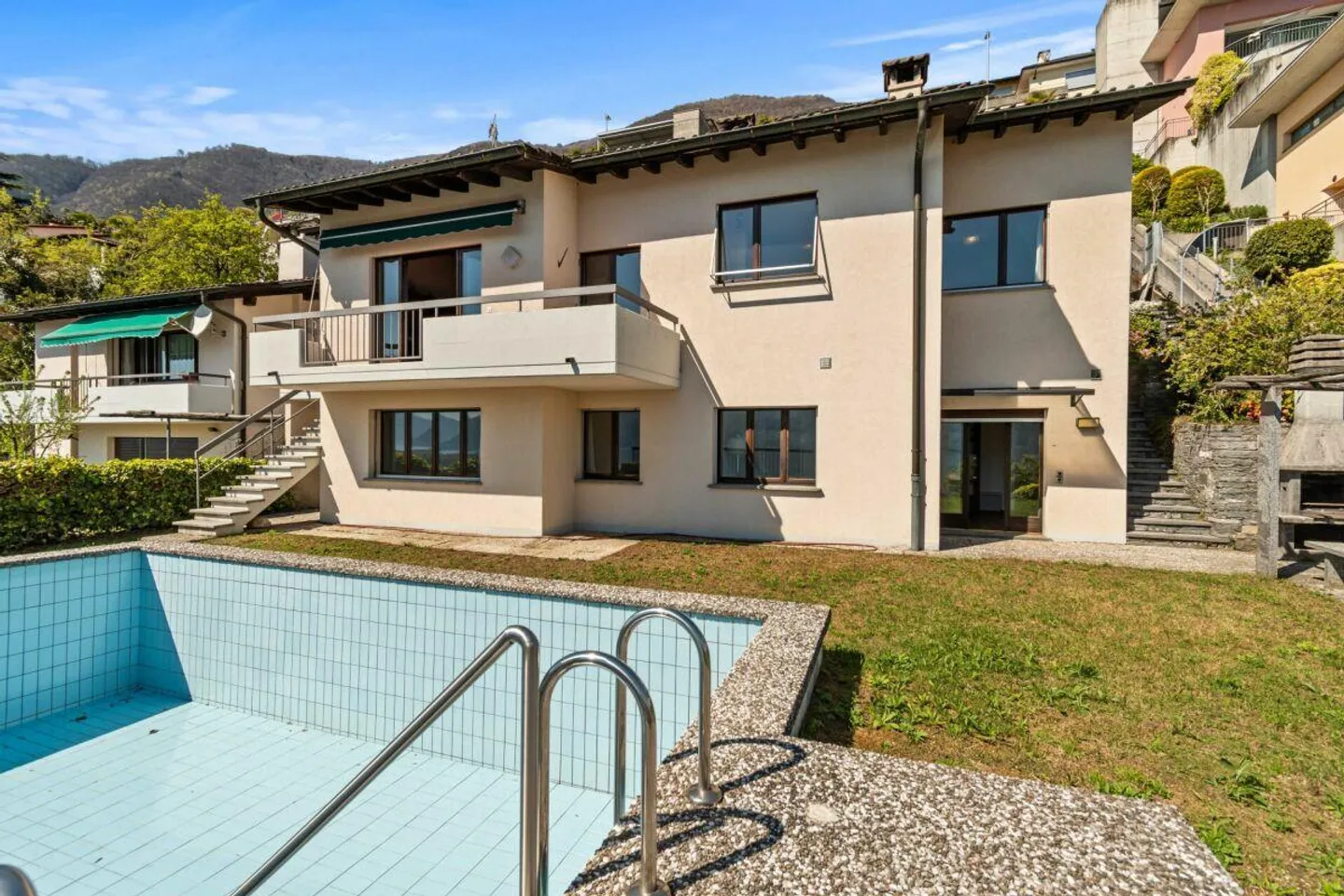 Magnifique maison jumelée de 8,5 pièces avec piscine et vue imprenable - Photo 19 sur 28