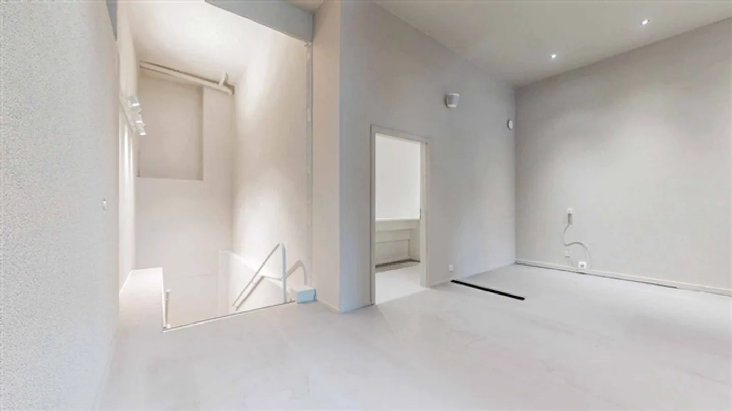 «Surface commerciale avec vitrine d'environ 85 m2» - Photo 6 sur 12