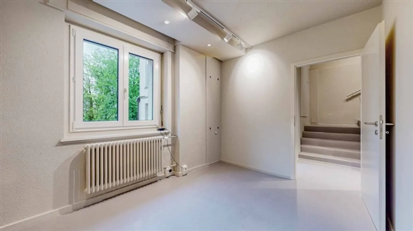 «Surface commerciale avec vitrine d'environ 85 m2» - Photo 8 sur 12