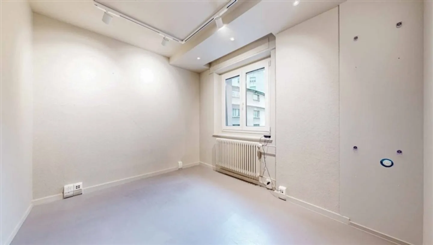 «Surface commerciale avec vitrine d'environ 85 m2» - Photo 9 sur 12