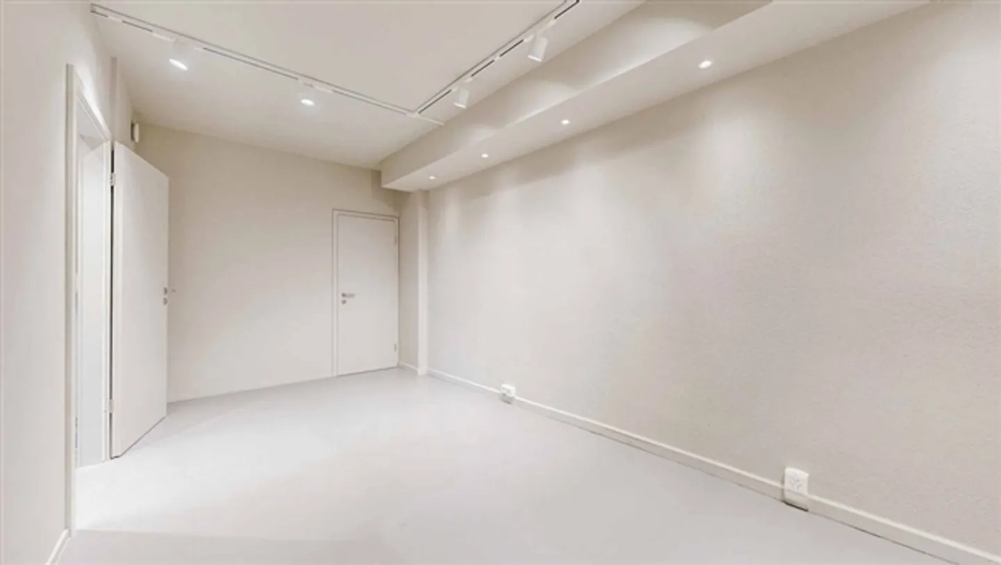 «Surface commerciale avec vitrine d'environ 85 m2» - Photo 10 sur 12