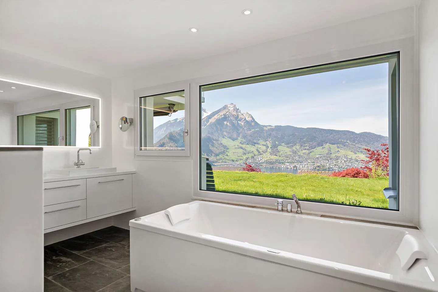 Une Maison avec Piscine Extérieure Couverte - Photo 4 sur 11