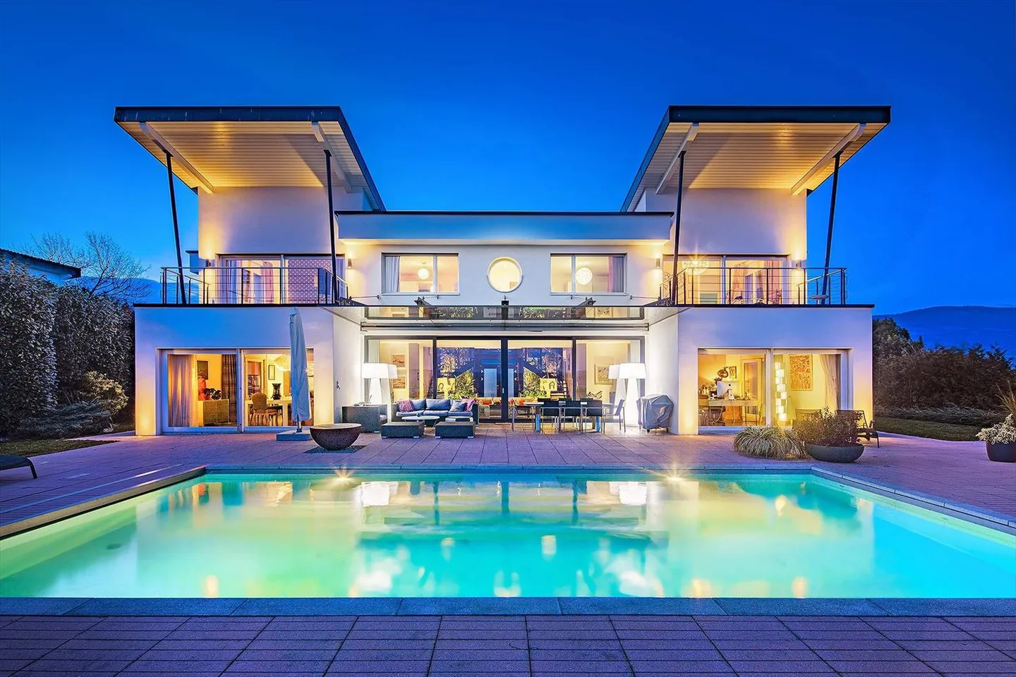 Villa moderne avec piscine et vue panoramique sur les Alpes et le lac - Photo 1 sur 12