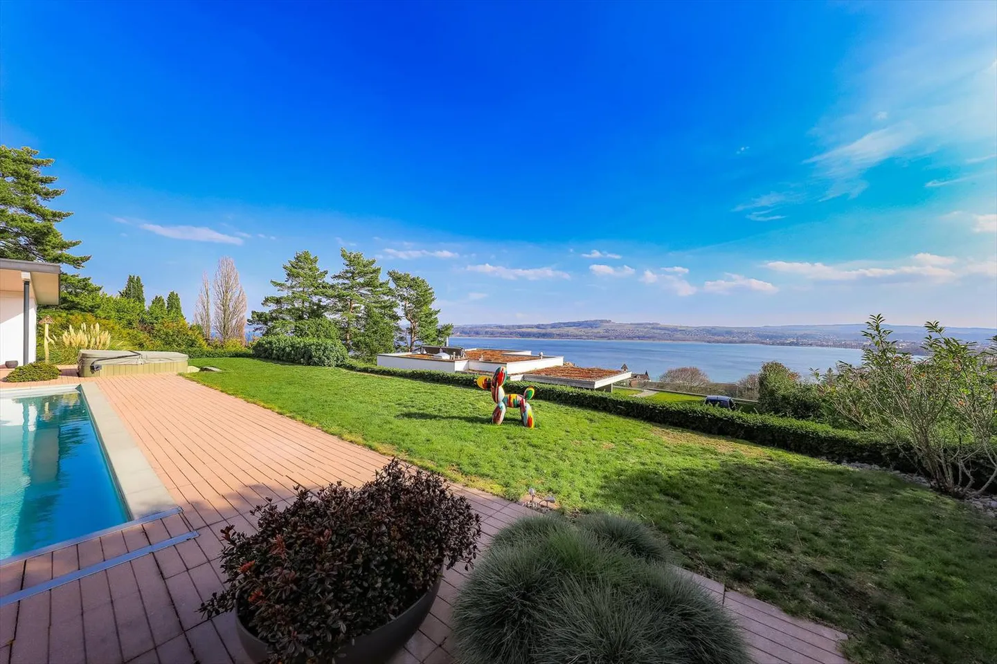 Villa moderne avec piscine et vue panoramique sur les Alpes et le lac - Photo 3 sur 12