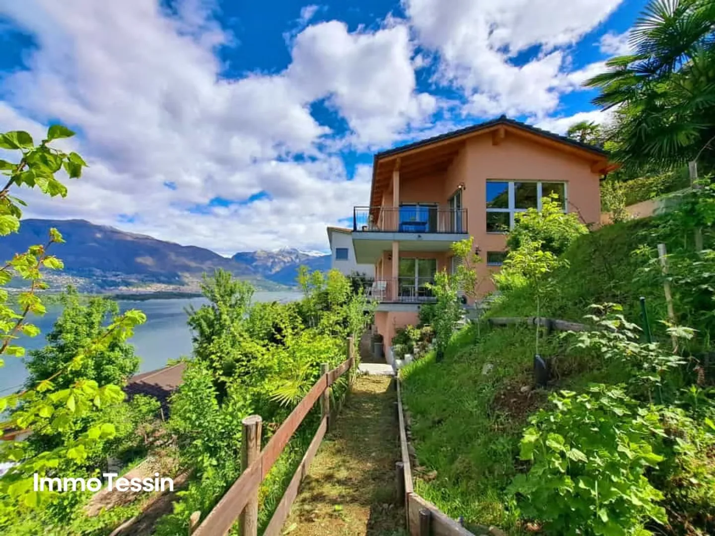 RARITÀ: Villa moderna con 2 appartamenti e terreno edificabile con vista unica sul Lago Maggiore a perdita d'occhio - Foto 1 di 13