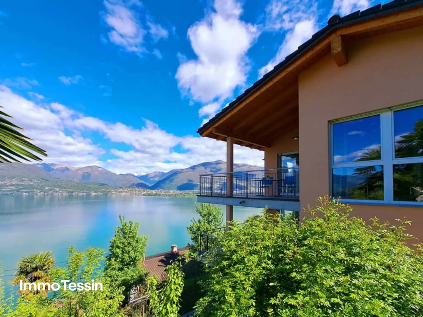 RARITÀ: Villa moderna con 2 appartamenti e terreno edificabile con vista unica sul Lago Maggiore a perdita d'occhio - Foto 2 di 13
