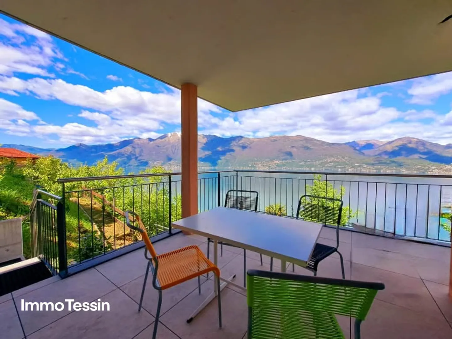 RARITÀ: Villa moderna con 2 appartamenti e terreno edificabile con vista unica sul Lago Maggiore a perdita d'occhio - Foto 7 di 13