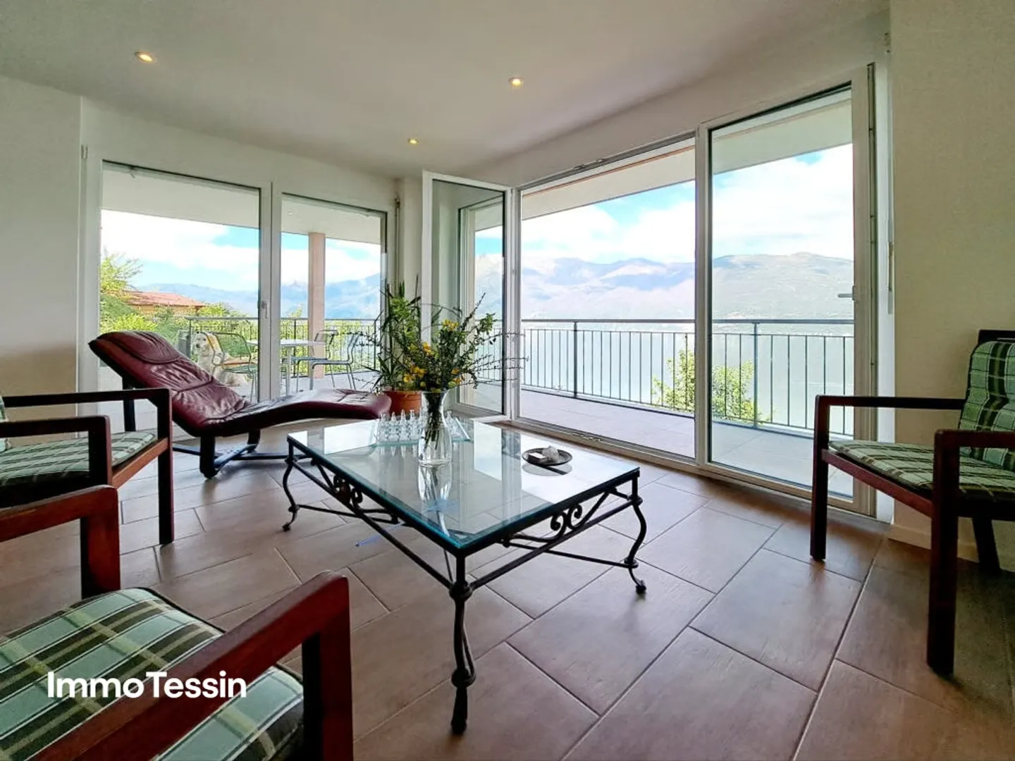RARITÀ: Villa moderna con 2 appartamenti e terreno edificabile con vista unica sul Lago Maggiore a perdita d'occhio - Foto 11 di 13